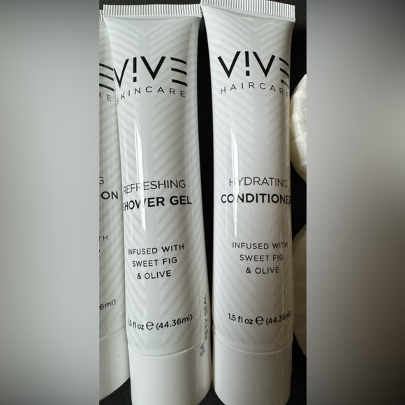 Travel Vive Skincare Set - Picture 4 of 6